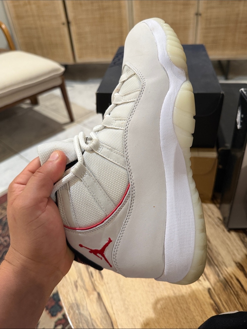 Men’s Jordan 11 Retro platinum tint / University red - Picture 10 of 13